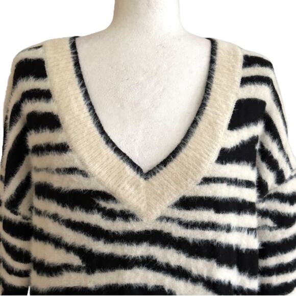 Peck & Peck Sweater Black Ivory Zebra Print V-Neck Oversized Soft Fuzzy Large - Picture 3 of 12